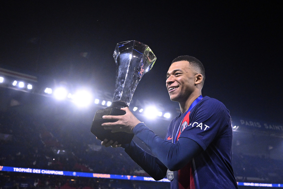 法国队在足球大赛上大放异彩，夺得桂冠