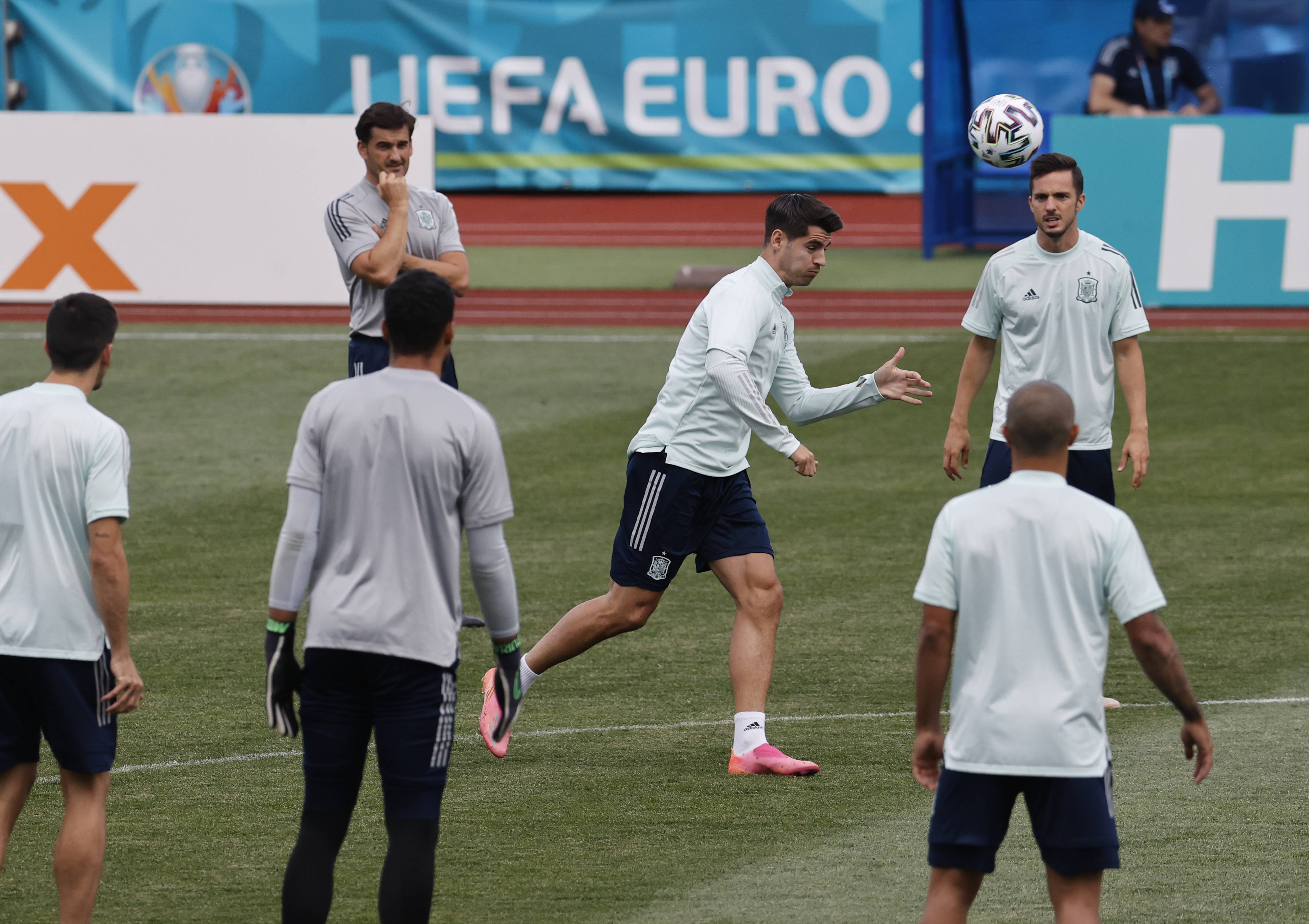 欧锦赛资格赛次回合比赛展开，球员训练备战认真的简单介绍