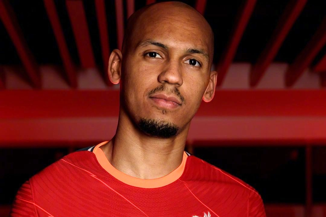 包含利物浦中场法比尼奥因家庭原因将暂时离队的词条