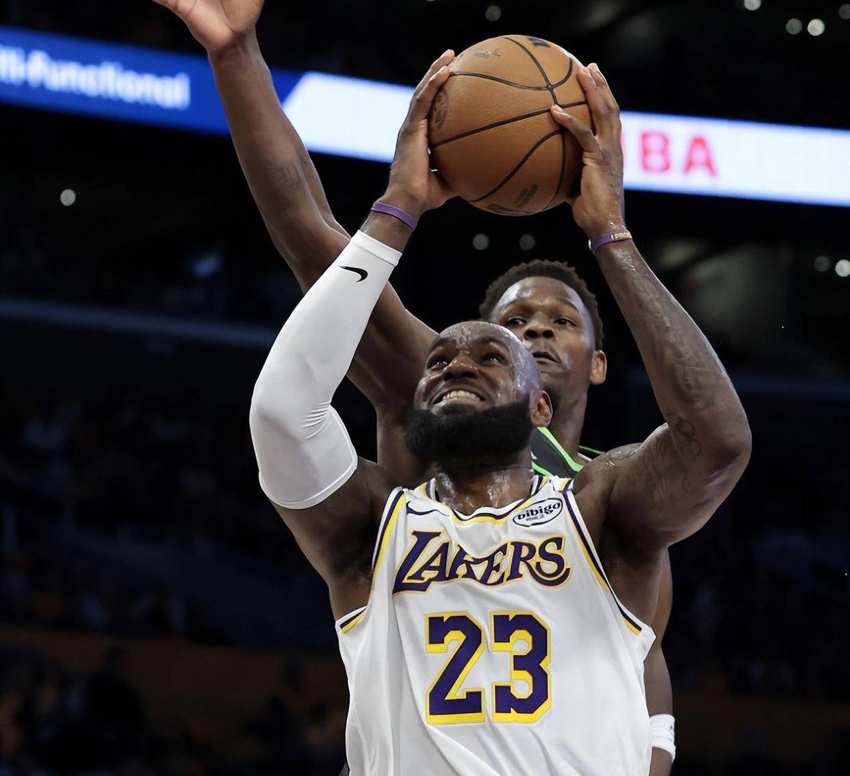 詹姆斯夏季特训秀良好状态，为下赛季备战全力以赴的简单介绍