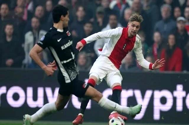 PSV埃因霍温重获荷甲积分榜榜首