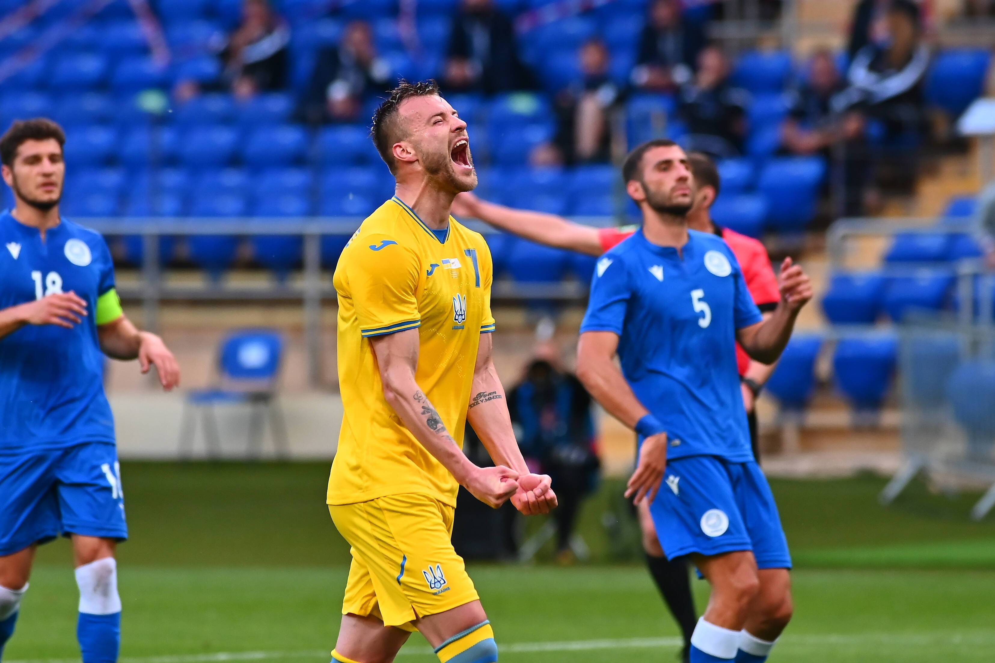 斯洛伐克队在足球比赛中全力以赴 斯洛伐克队在足球比赛中全力以赴