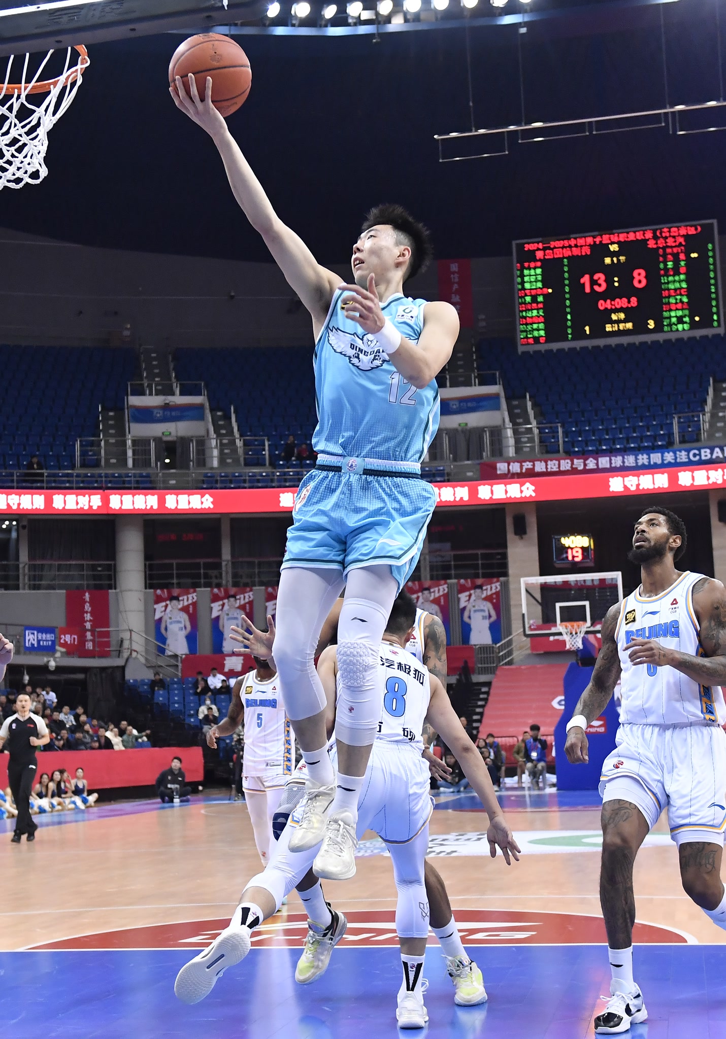 关于青岛篮球队击败对手，实现胜利突破的信息