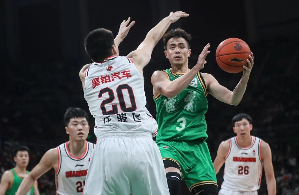 包含那不勒斯豪取连胜，迅速升至前列的词条