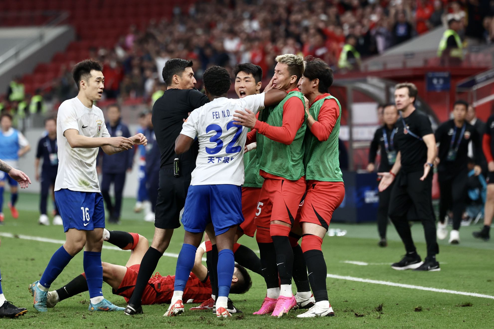 上海上港球员展现队内团结，备战下场比赛