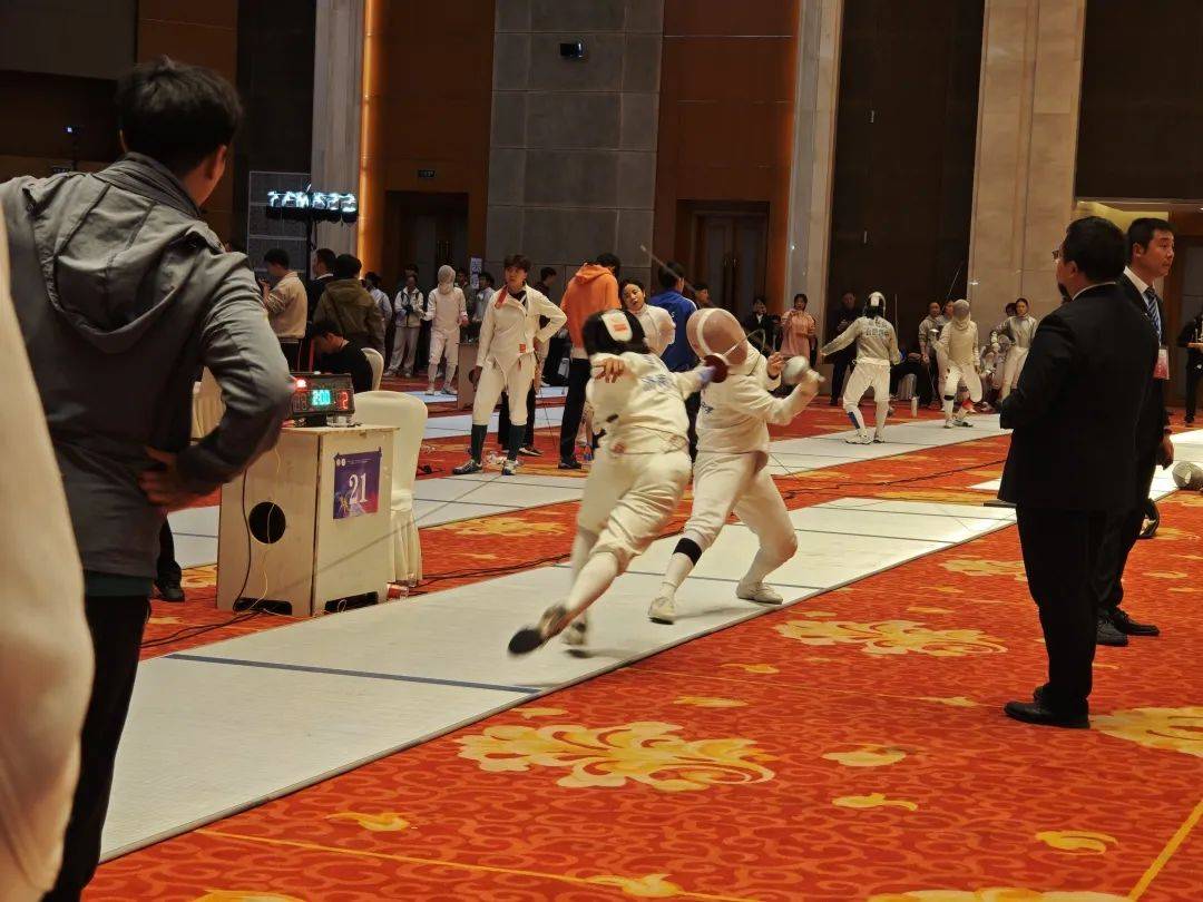 包含斯洛伐克选手斩获击剑比赛铜牌的词条