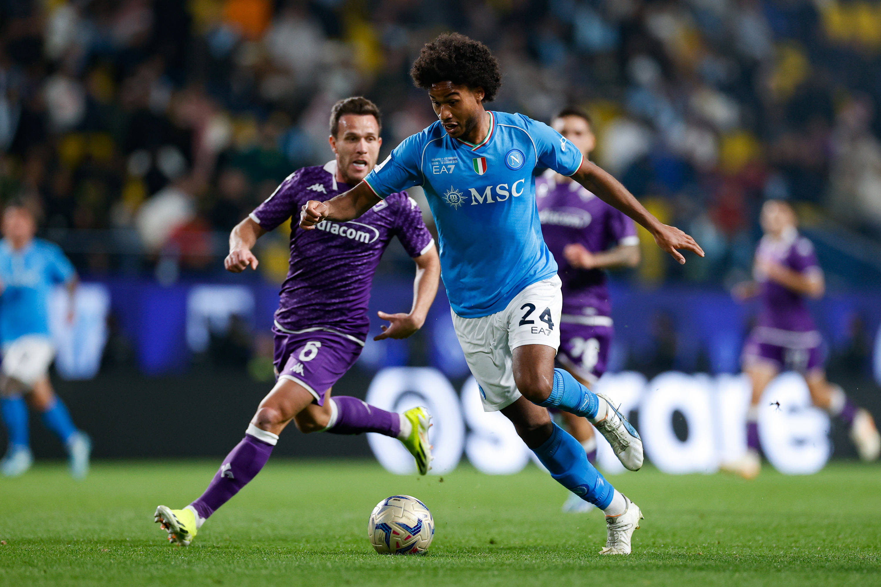 佛罗伦萨球员团结一心，战胜对手