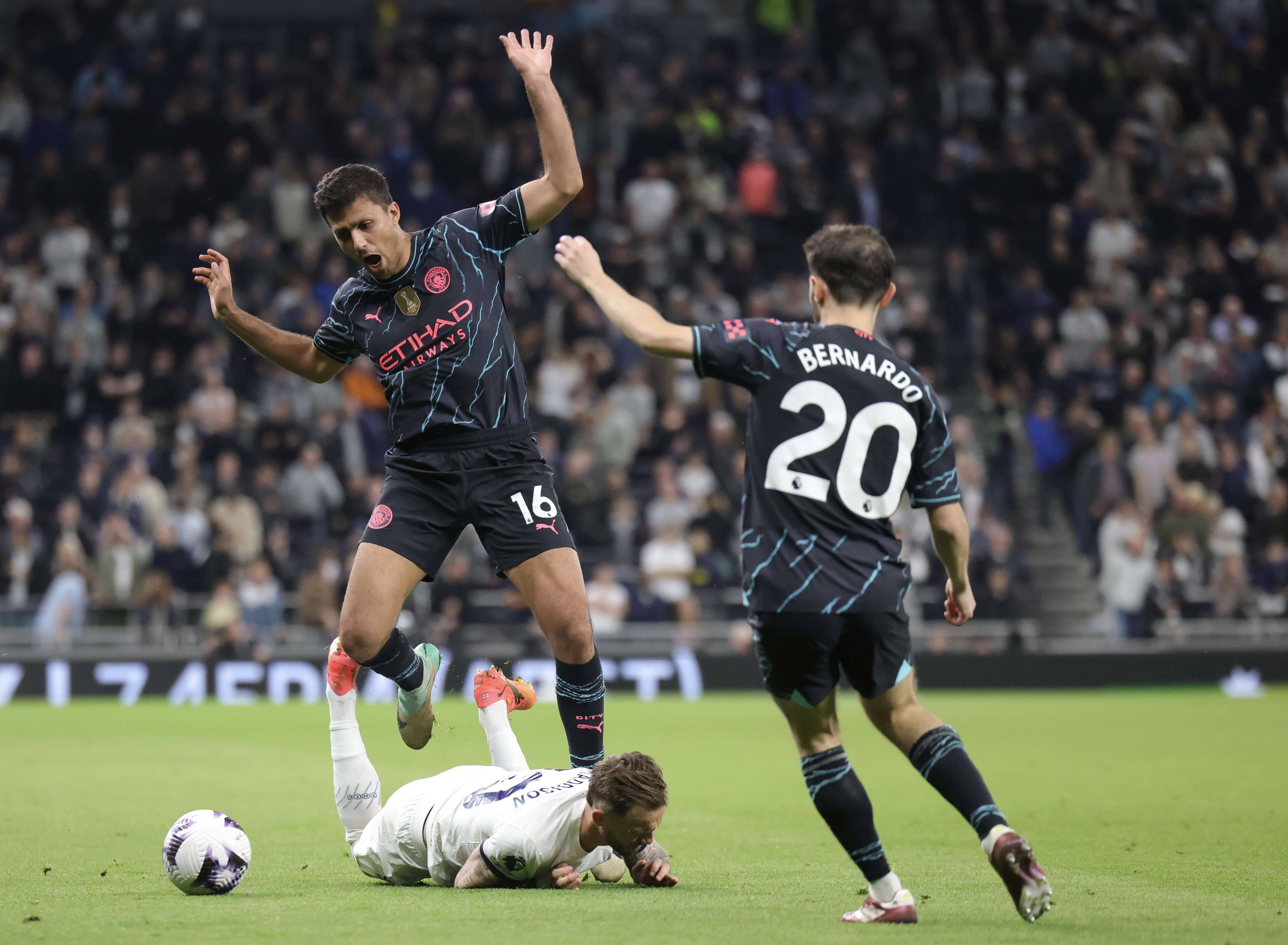 曼城主场全面击败热刺,继续不败 曼城主场全面击败热刺,继续不败