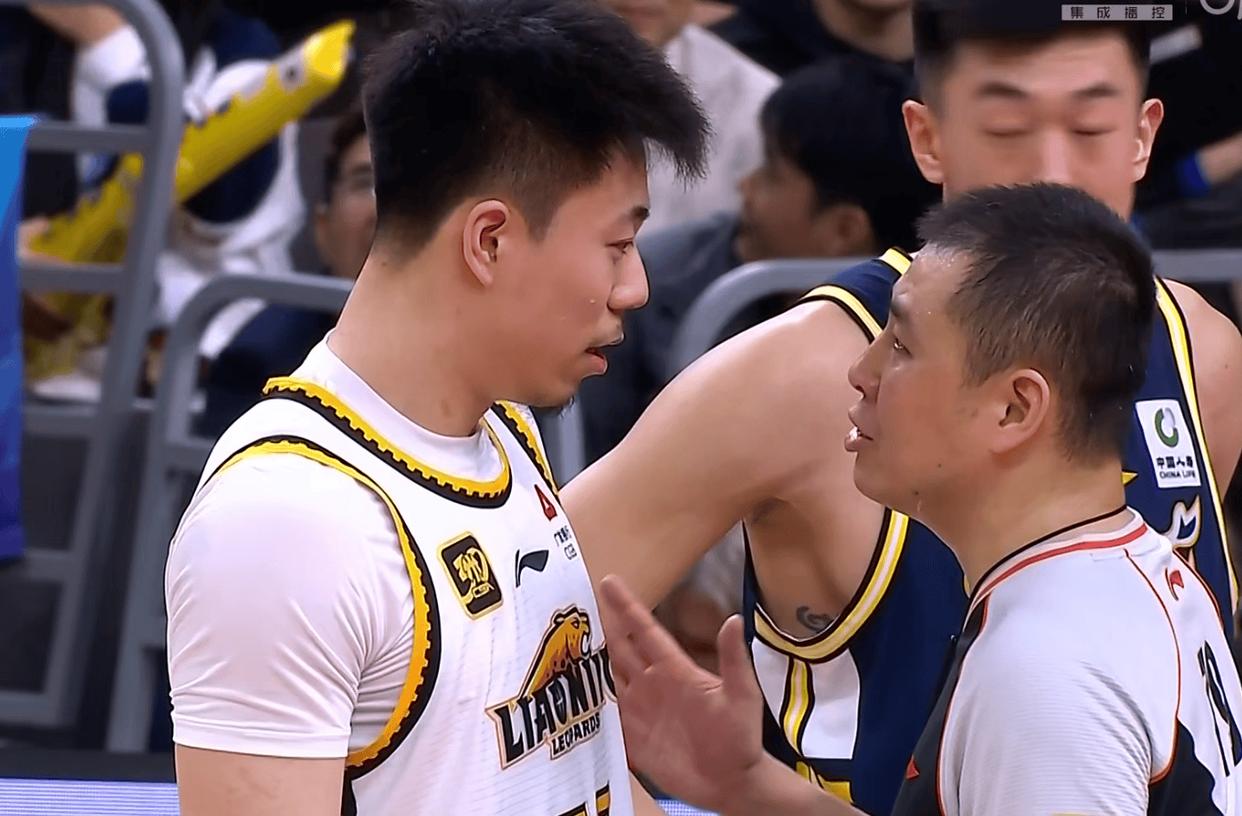 天鹅城客场遭遇惨败,士气低迷 天鹅城客场遭遇惨败,士气低迷