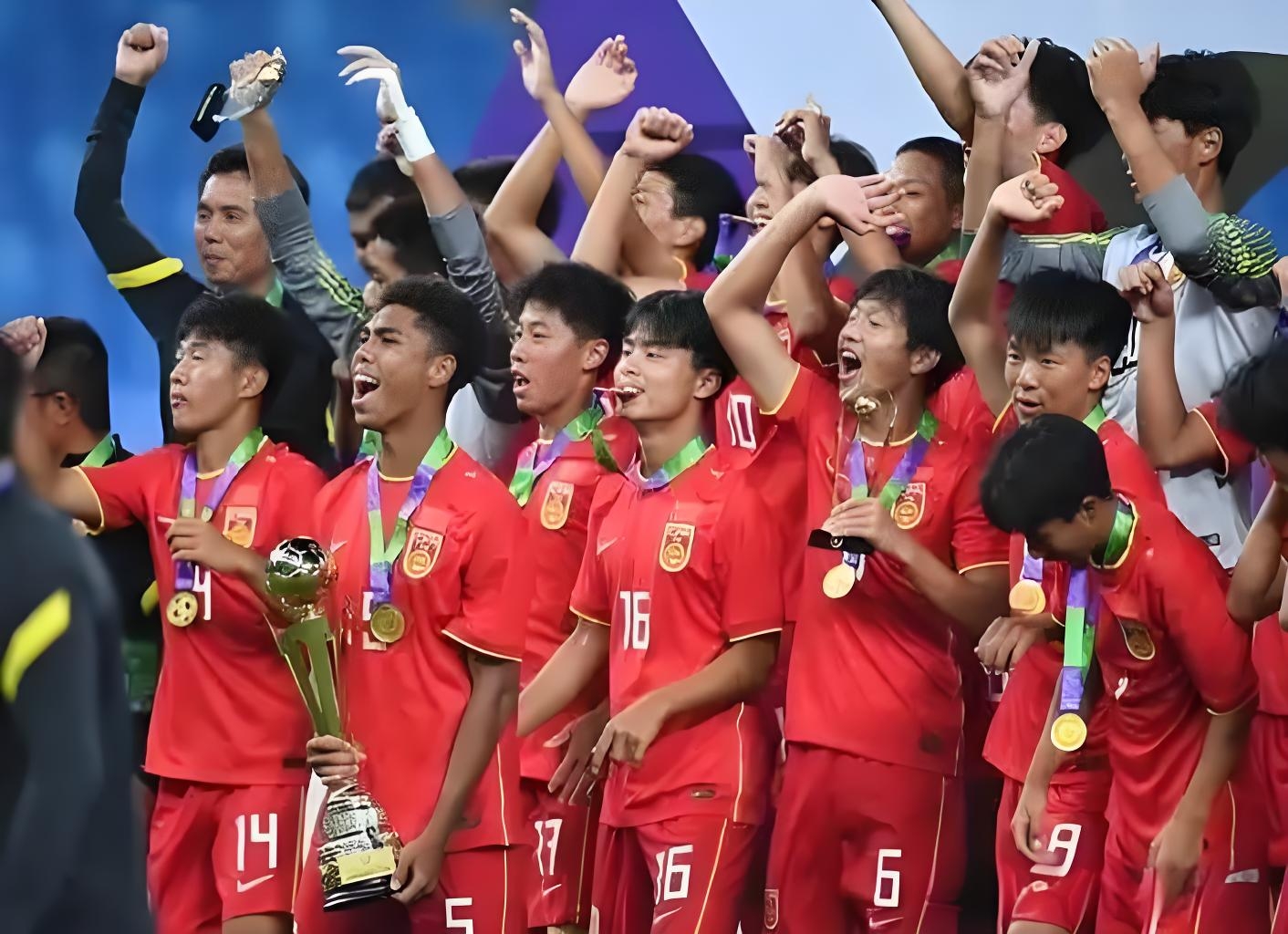 国家队赛事展现球员们拼搏精神！