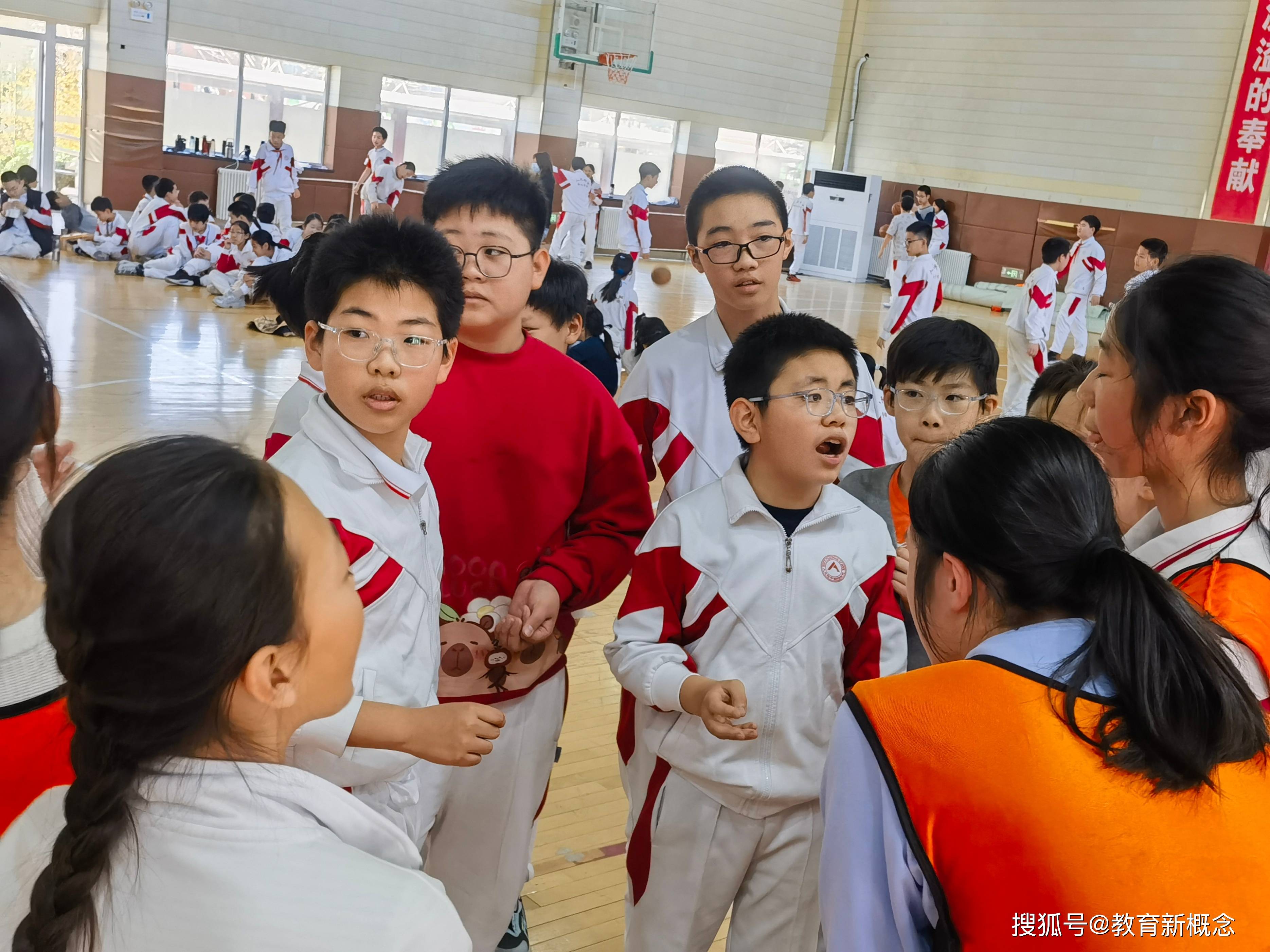 攻守兼顾!亚洲足球擂台赛事燃情上演 攻守兼顾!亚洲足球擂台赛事燃情上演