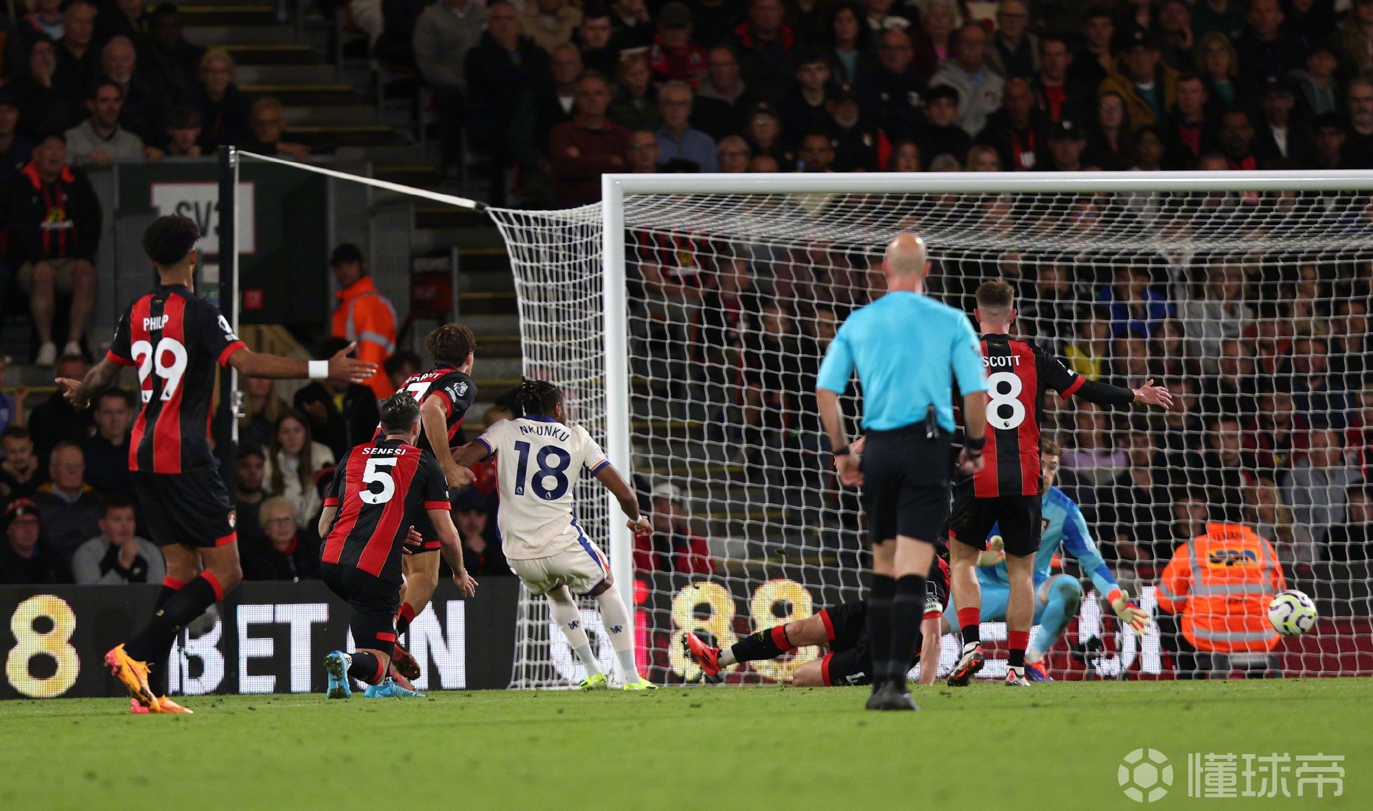 切尔西后卫上演神奇扑救,帮助球队客场取胜 切尔西后卫上演神奇扑救,帮助球队客场取胜