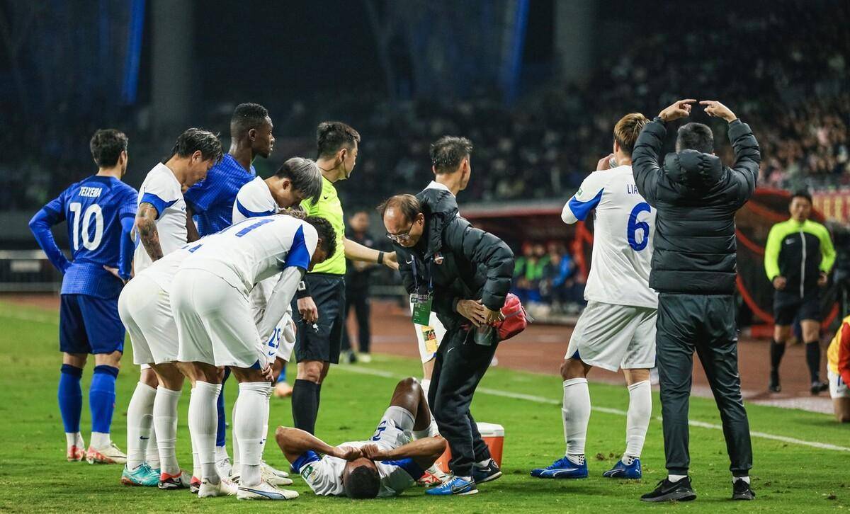 一队球员连续比赛进球,助球队取胜 一队球员连续比赛进球,助球队取胜