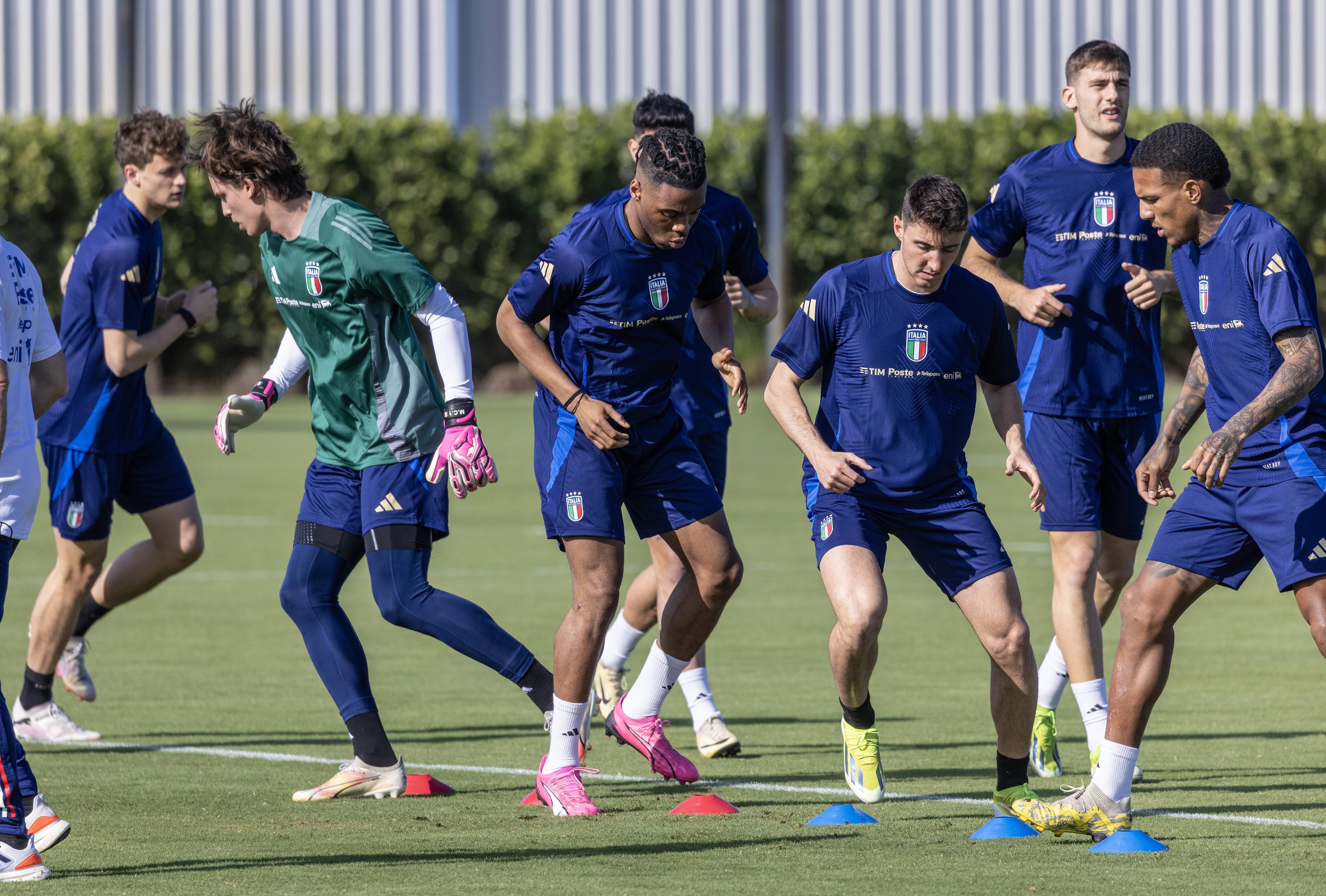 足球赛事中球员们将努力奋斗不懈 足球赛事中球员们将努力奋斗不懈