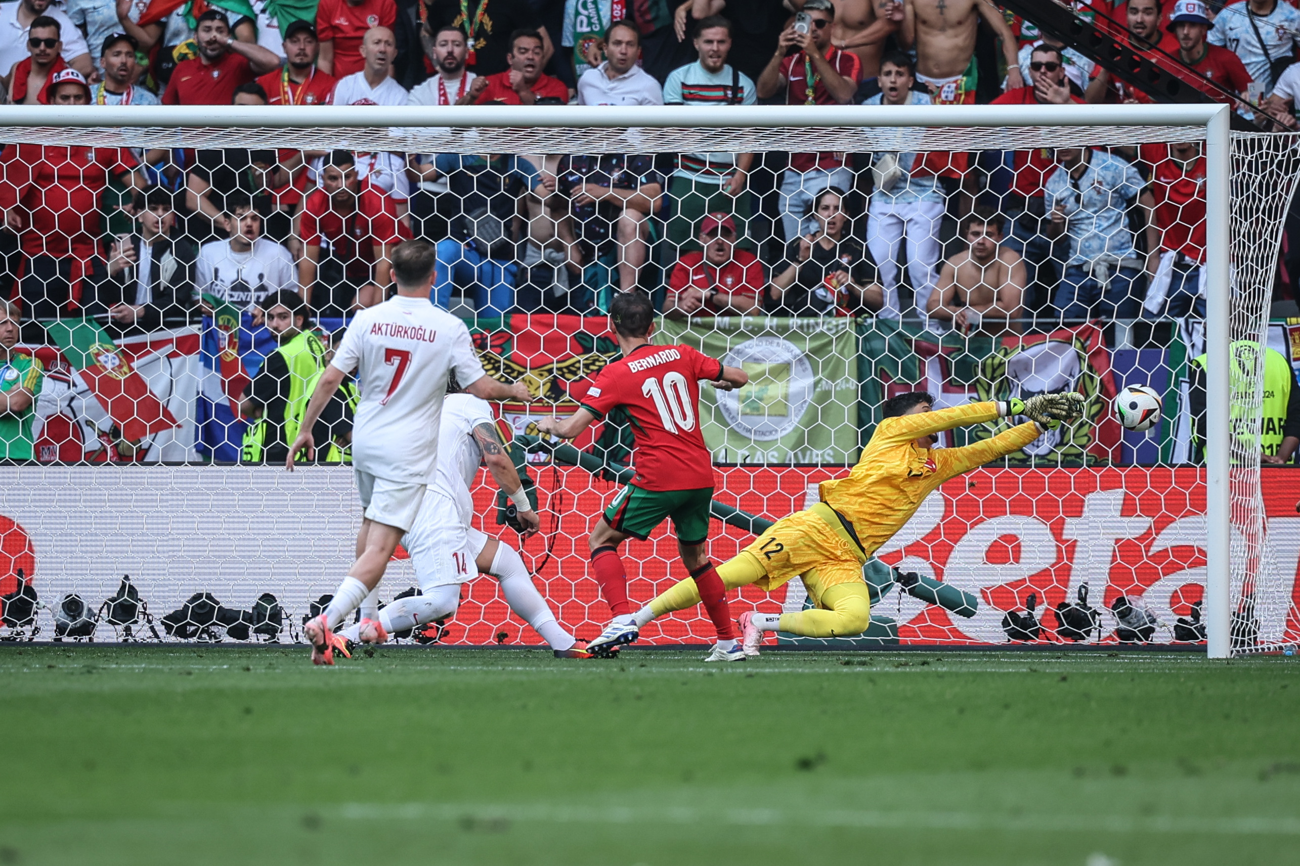 比利时淘汰巴黎，挺进欧洲杯半决赛