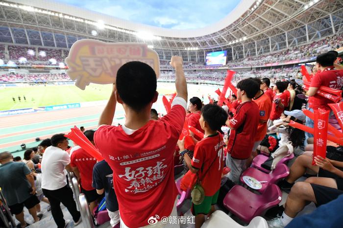 高燃比赛掀起球迷热情,现场瞬间燃爆 高燃比赛掀起球迷热情,现场瞬间燃爆