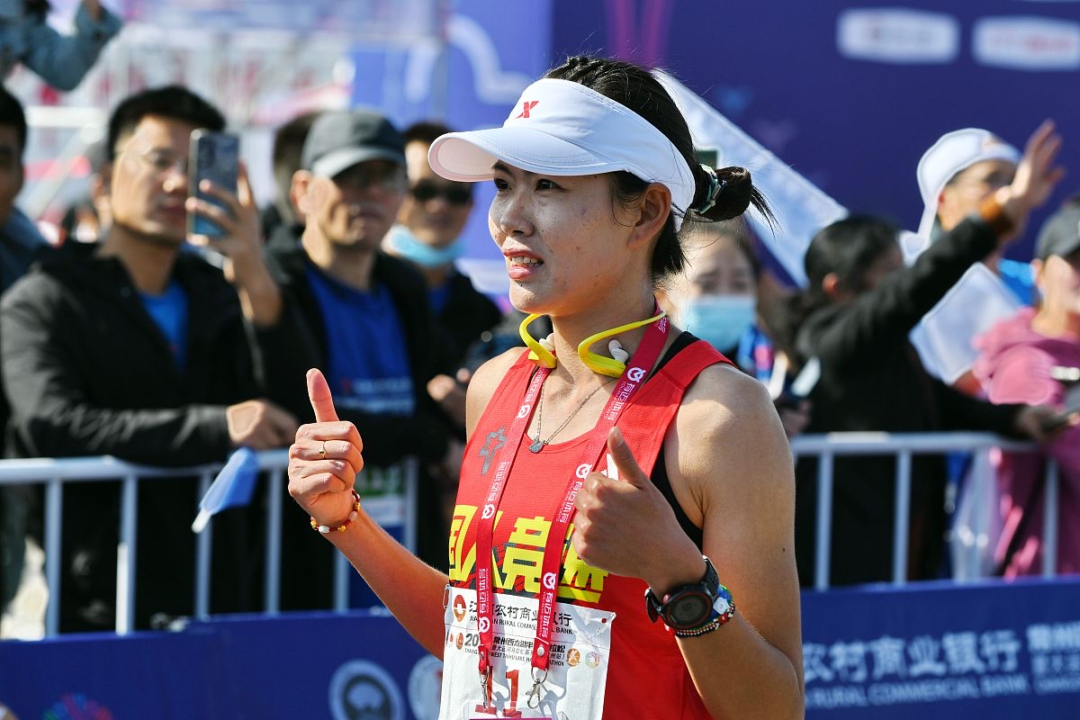 包含中国女足球员勇攀高峰，争取在国际赛场上一飞冲天的词条