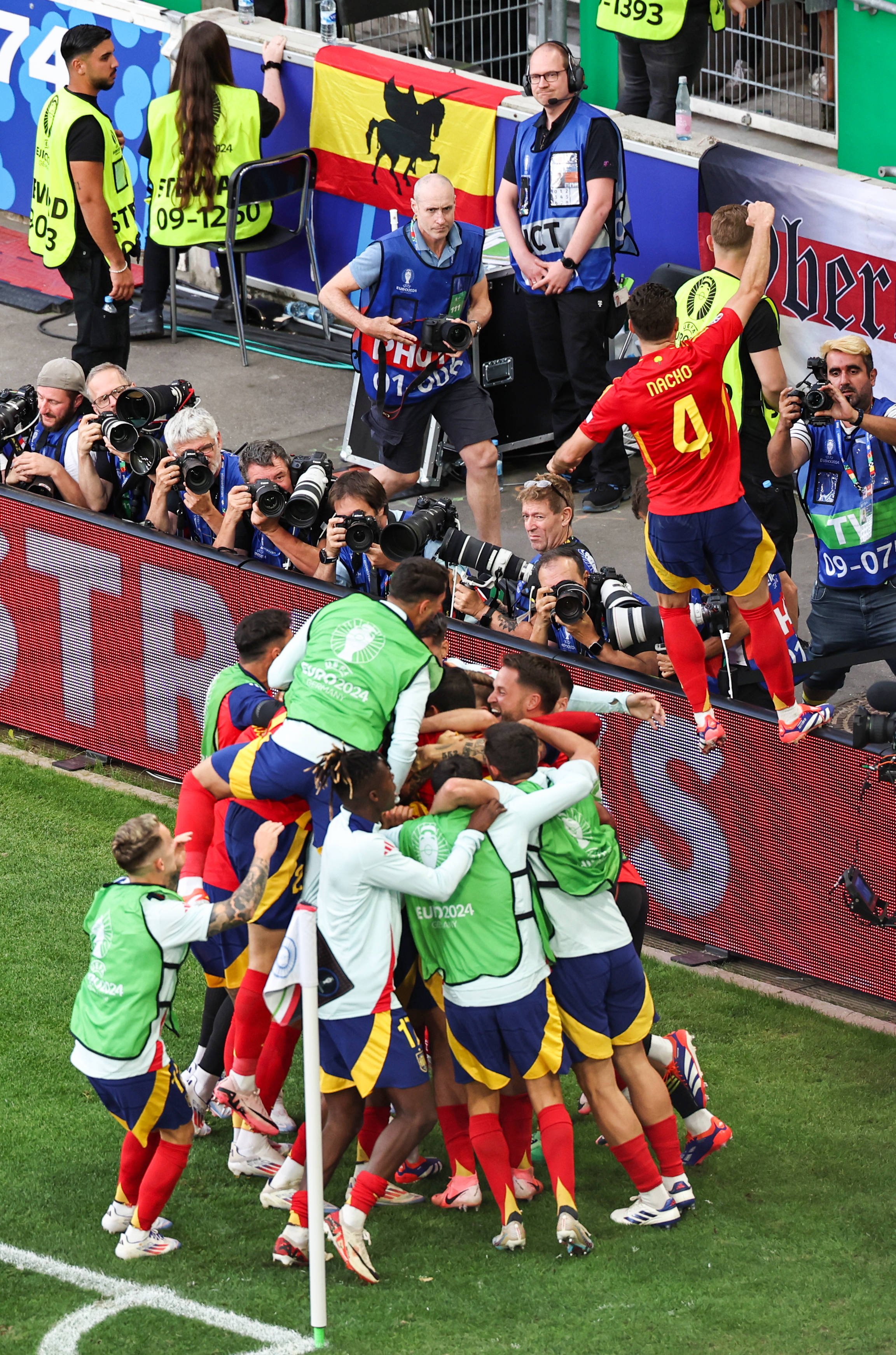 -西班牙与德国将在欧洲杯关键比赛中对决的简单介绍