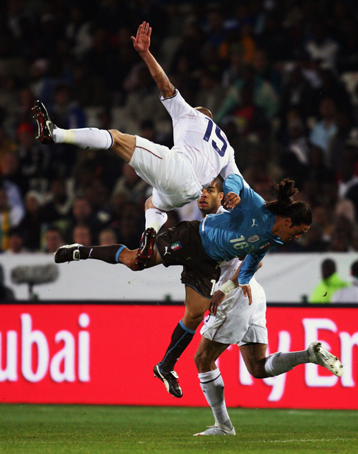 科尔多瓦队员在比赛中展现技术 科尔多瓦队员在比赛中展现技术