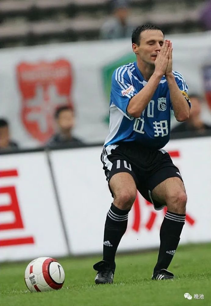 大连人越战越勇,连胜继续领跑 大连人越战越勇,连胜继续领跑