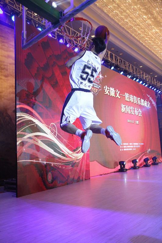 AG捕鱼放水时间和技巧-安徽篮球队苦战取胜，铁血精神