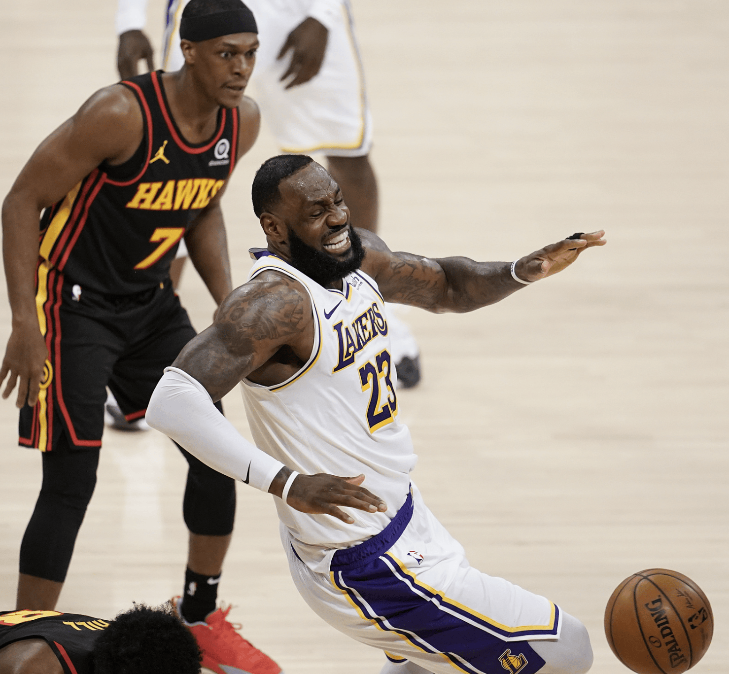 詹姆斯带领湖人逆转掘金，取得季后赛首胜