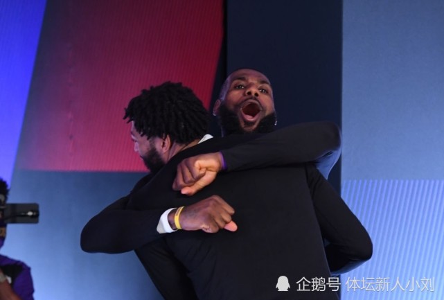 内线外线齐开花，球队团队合作打出胜利战术