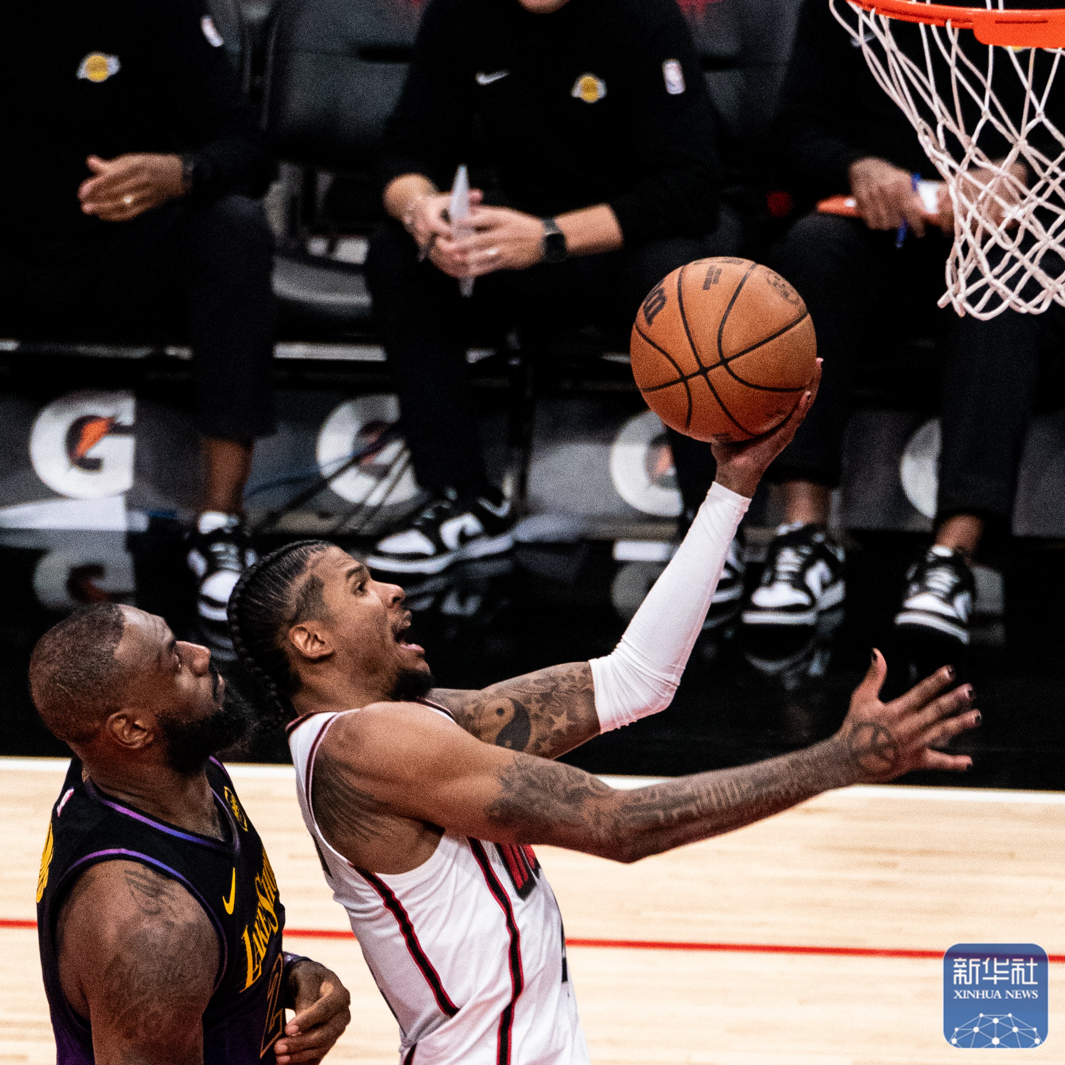 -谁将成为西部之王？湖人与快船展开激烈争夺