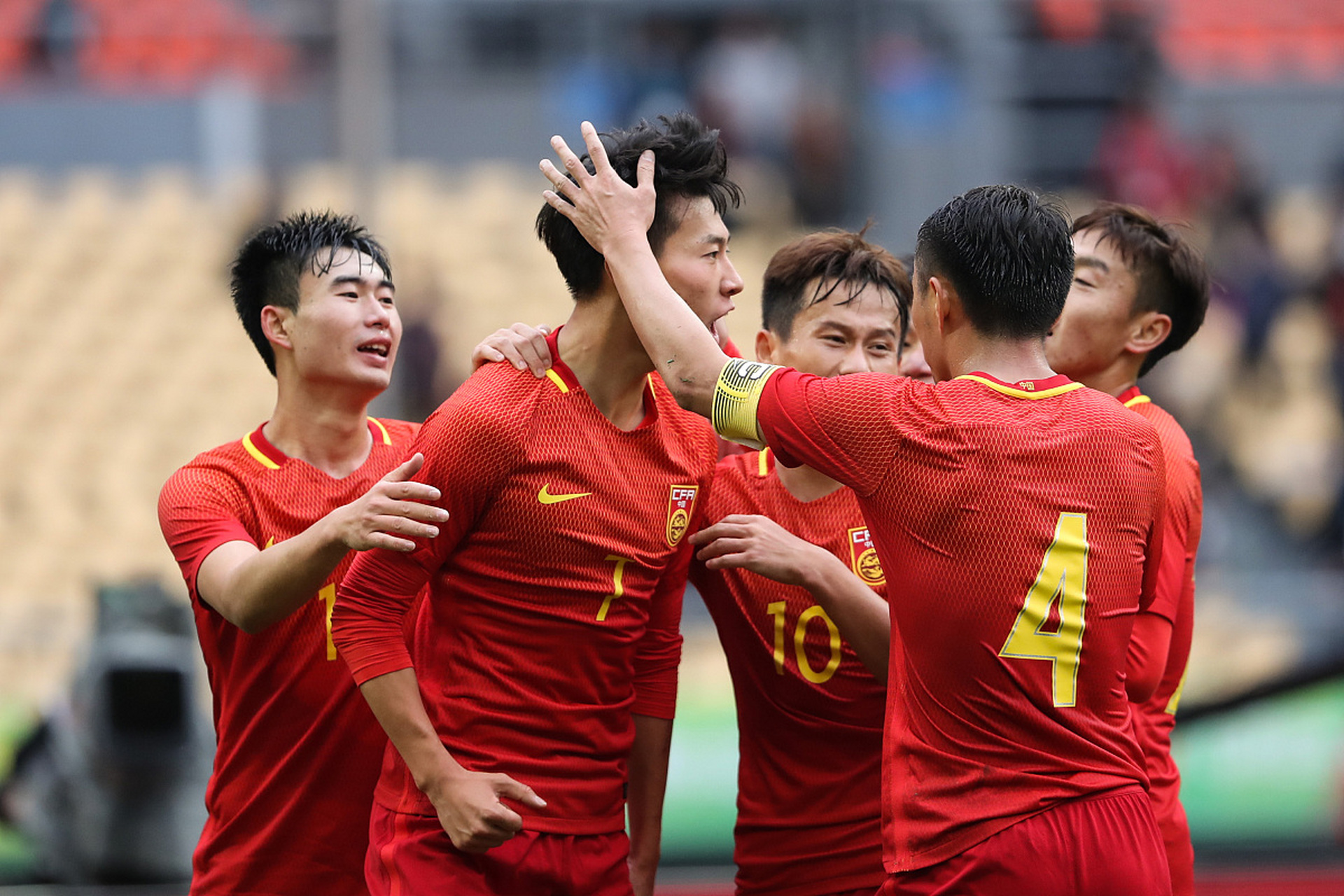 国内足球对决场面惊心动魄,球员技术展现无限 国内足球对决场面惊心动魄,球员技术展现无限