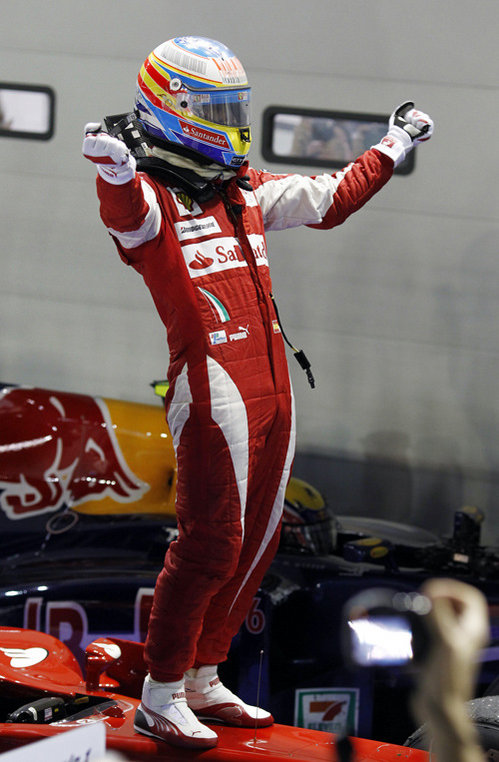 包含梅赛德斯鏖战红牛二队，阿隆索高光表现的词条