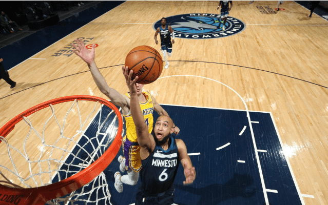 深圳队绝杀上海队，浓眉哥带队取胜